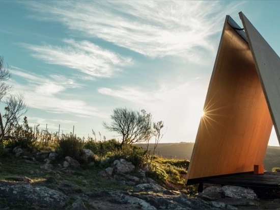 La forma escultural de una capilla prefabricada amplifica el paisaje en Uruguay