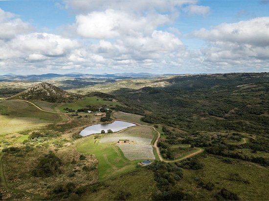 El hotel del paisaje de Sacromonte abraza la naturaleza con modernismo radical