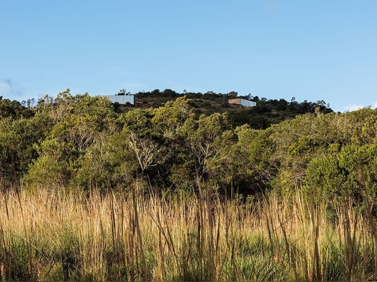 El hotel del paisaje de Sacromonte abraza la naturaleza con modernismo radical