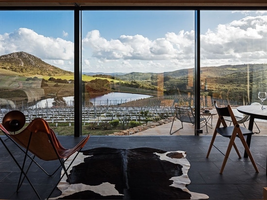 El hotel del paisaje de Sacromonte abraza la naturaleza con modernismo radical