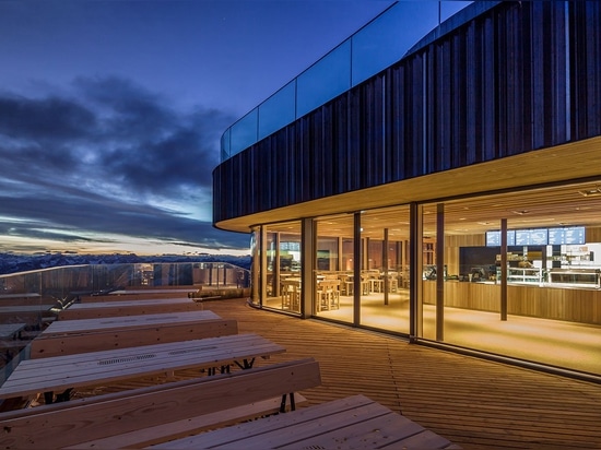 El modernismo alpino del restaurante de la cumbre de Nebelhorn