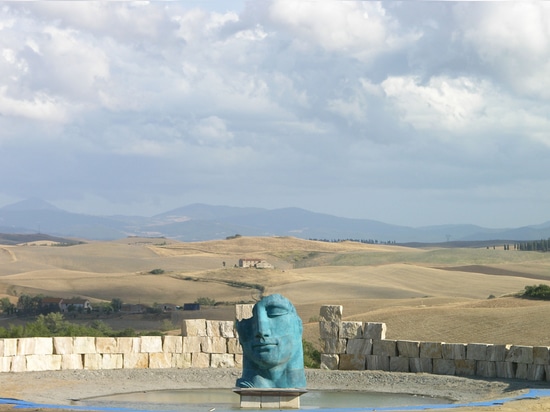 La obra de arte de Igor Mitoraj y nuestro paisaje del travertino completamente