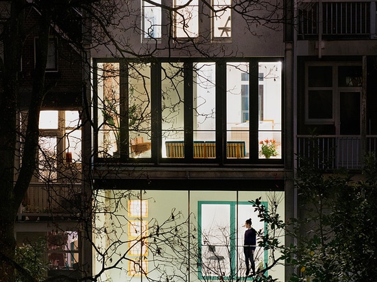 el cambio convierte la casa urbana 1900's en planos de la doble-altura en Rotterdam