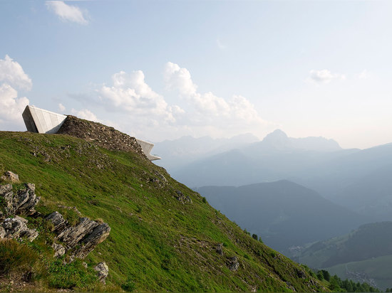 Museo de la montaña de Messner en el Tyrol del sur de los arquitectos de Zaha Hadid