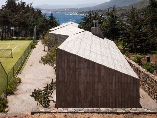 Edificios del campo de tenis por el zigzag de Felipe Assadi hacia la costa costa chilena