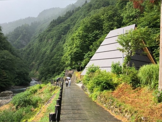 ENOJADO reactiva un túnel japonés abandonado usando arte immersive surrealista