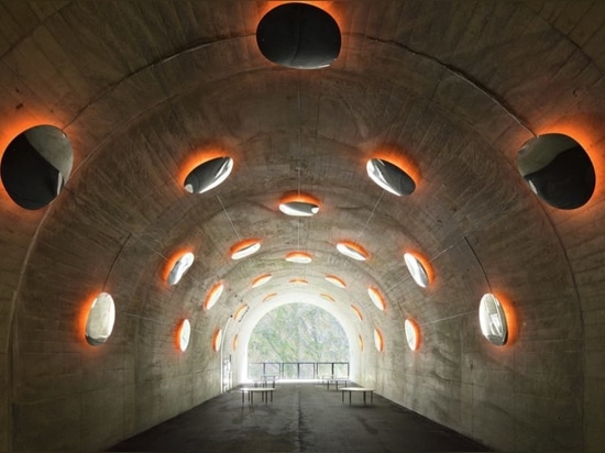 ENOJADO reactiva un túnel japonés abandonado usando arte immersive surrealista