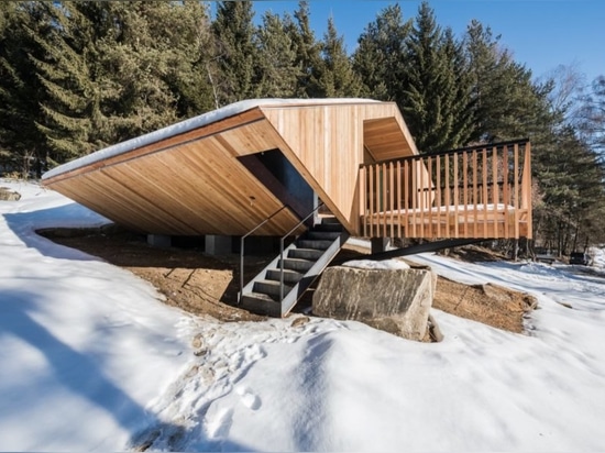 El arquitecto Stefan Hitthaler respira nueva vida en un chalet UFO-inspirado los años 70