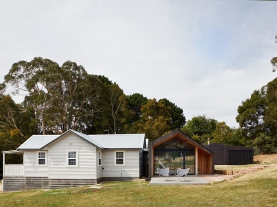 La extensión madera-revestida hermosa abraza el gran aire libre de Australia