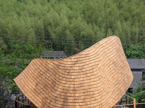 China. Monoarchi diseña una casa en el bosque hecho de bambú