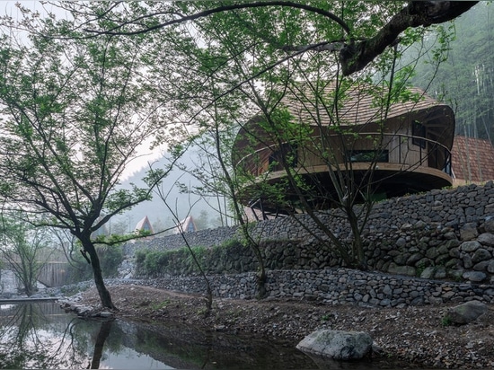 China. Monoarchi diseña una casa en el bosque hecho de bambú