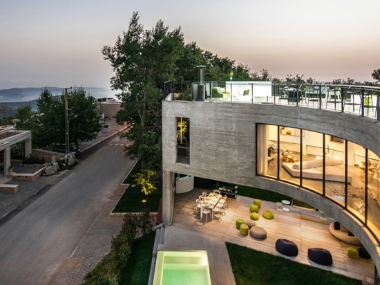 Líbano. Una casa que dobla hacia las montañas