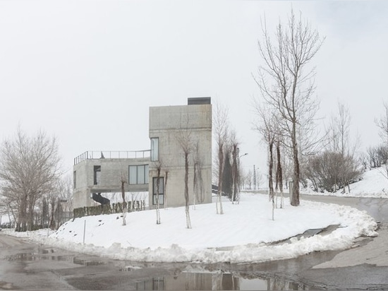 Líbano. Una casa que dobla hacia las montañas