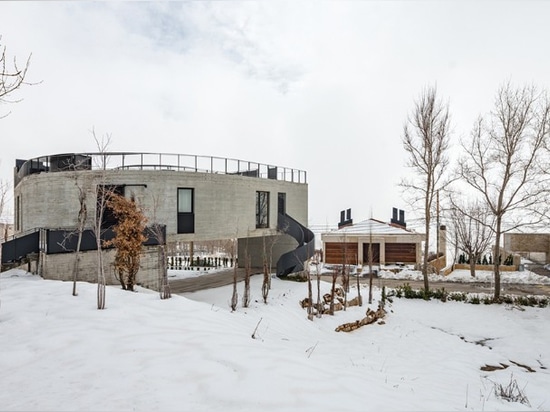 Líbano. Una casa que dobla hacia las montañas