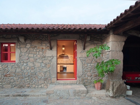 Portugal. Renovación de una arquitectura rural acodada