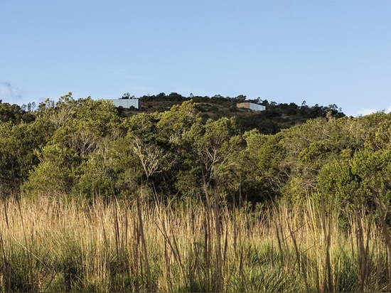 Uruguay. Las cabinas prefabricadas camuflan en las sierras