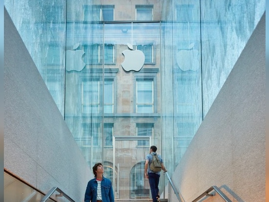 Libertad de Apple Store. La primera tienda principal italiana cambia la cara de una plaza en Milán