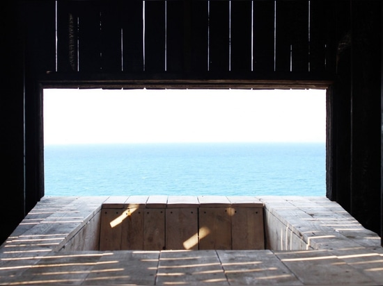 Kieran Donnellan trabaja con los estudiantes para construir la capilla minúscula del clifftop en Líbano