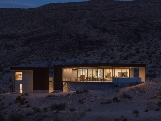 Casa de Arroyo de los diseños de la arquitectura de Hoogland para el sitio rígido del desierto en Nevada meridional