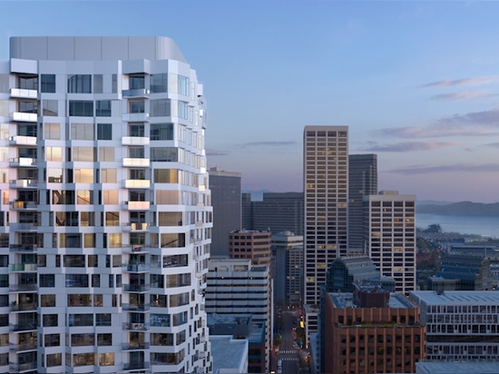 Torre de Mira de la cuadrilla del estudio en San Francisco para ofrecer torcer las ventanas saledizas