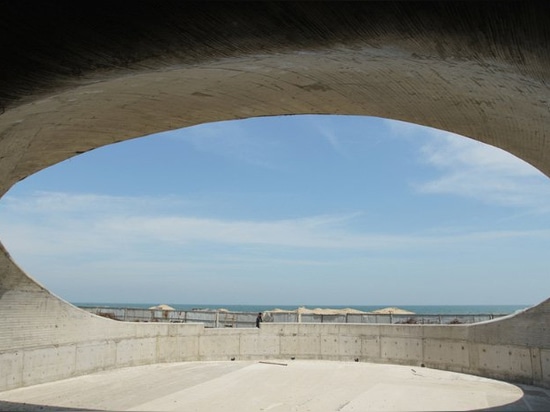 En China, la arquitectura ABIERTA está construyendo un museo de arte dentro de una duna de arena