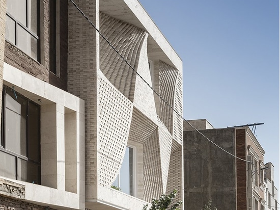 el edificio del travertino en el mahallat, Irán, es adornado por los modelos del ladrillo, por el estudio del caat