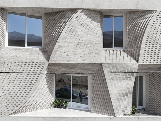 el edificio del travertino en el mahallat, Irán, es adornado por los modelos del ladrillo, por el estudio del caat