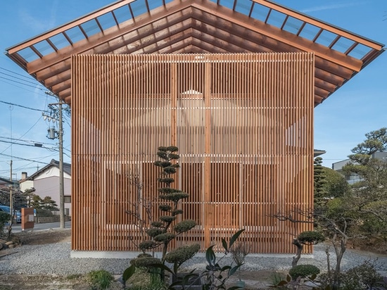 la casa de los mizuishi del kota en otai tiene una pantalla de la madera que incluya un espacio al aire libre abrigado