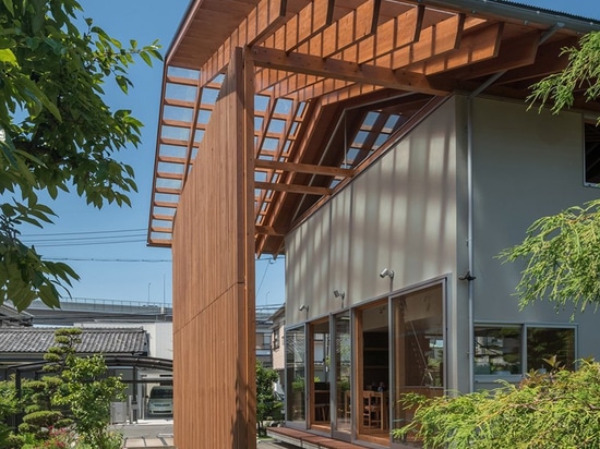 la casa de los mizuishi del kota en otai tiene una pantalla de la madera que incluya un espacio al aire libre abrigado