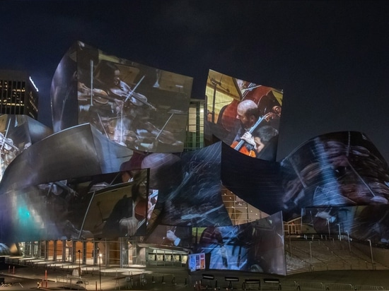 Walt Disney Concert Hall de Frank Gehry ilumina con sueño-como representaciones visuales