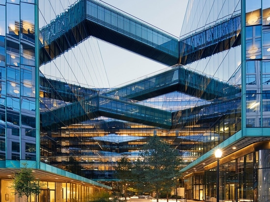 Los puentes del cielo entrecruzan el centro del Midtown de la tienda en Washington DC