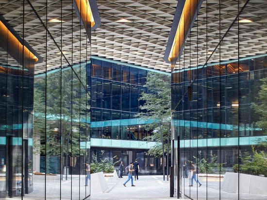 Los puentes del cielo entrecruzan el centro del Midtown de la tienda en Washington DC