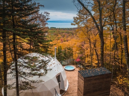 Los geodomes respetuosos del medio ambiente proporcionan una estancia lujosa en un bosque idílico de Quebec