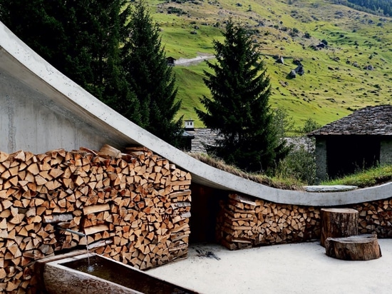 La casa enterrada del agujero de la ladera de la búsqueda y de Christian Müller es un hogar del día de fiesta con altitud