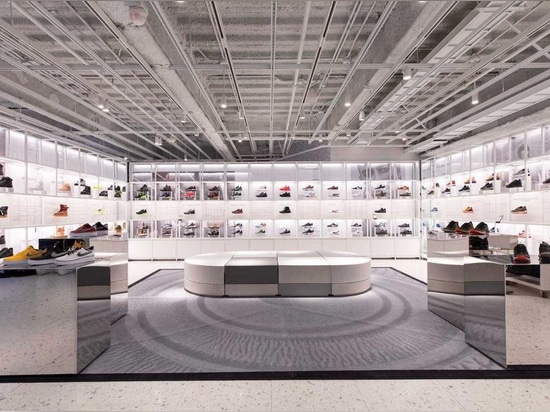 Nike revela el buque insignia immersive de Nueva York con la fachada de cristal tallada