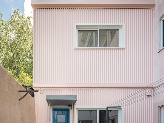 Tome una mirada dentro de esta pequeña una casa del dormitorio en Portugal