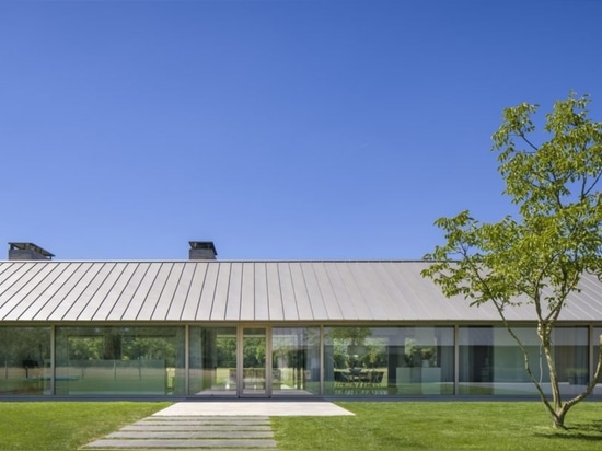 Un hogar moderno, por energía solar respira nueva vida en el campo holandés