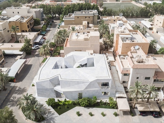 La casa de la roca de AGi Architects en Kuwait envolvió con “papiroflexia-como” las fachadas de piedra