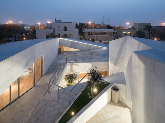 La casa de la roca de AGi Architects en Kuwait envolvió con “papiroflexia-como” las fachadas de piedra