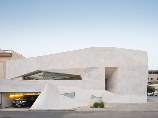 La casa de la roca de AGi Architects en Kuwait envolvió con “papiroflexia-como” las fachadas de piedra