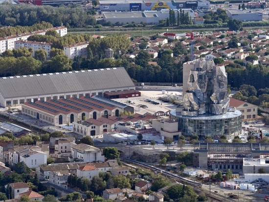 La torre aluminio-revestida de Luma Arles de Frank Gehry toma forma en Francia