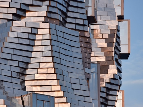 La torre aluminio-revestida de Luma Arles de Frank Gehry toma forma en Francia