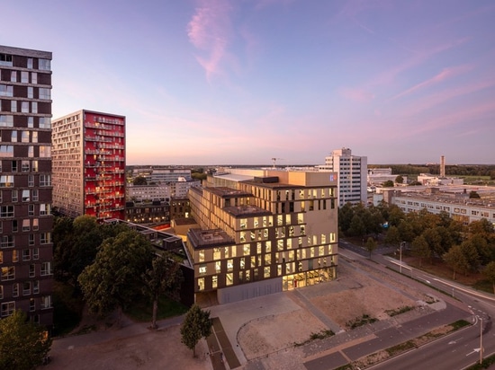 el martillo lassen de Schmidt conecta las instalaciones de la universidad holandesa con las escaleras de entrecruzamiento