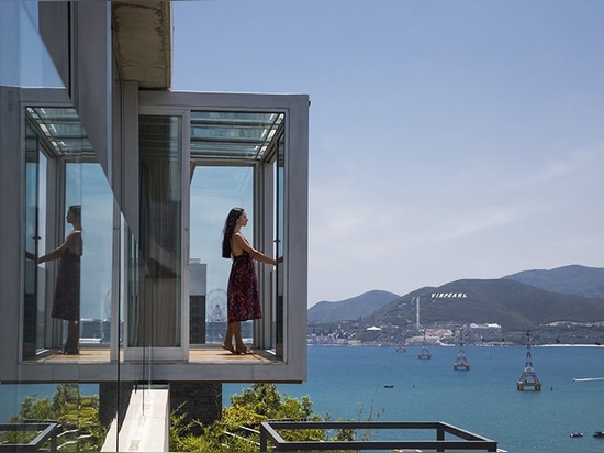 El chalet de los arquitectos de MM++ en Vietnam utiliza la logia de cristal retractable para la vista al mar única