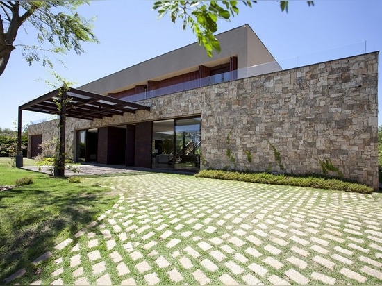 casa de campo brasileña contemporánea integrada en la naturaleza, por el roig del deborah