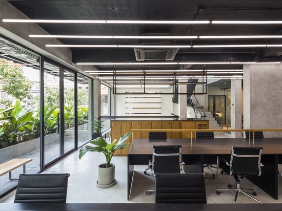 Oficina de Publik en arquitectos de SAIGON/de Sanuki Daisuke