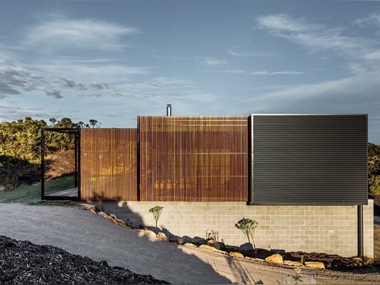 La casa de playa prefabricada de Saint Andrews por el prebuilt se acurruca entre las dunas de arena de Victoria