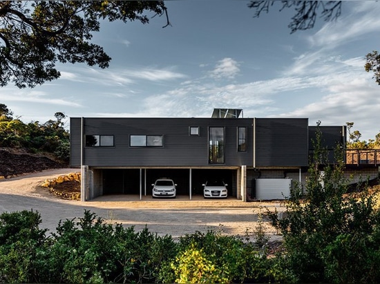 La casa de playa prefabricada de Saint Andrews por el prebuilt se acurruca entre las dunas de arena de Victoria