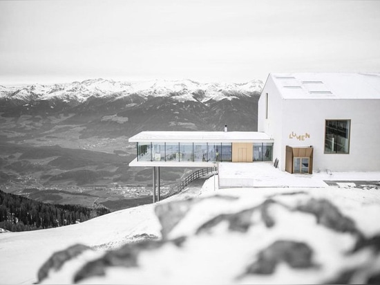 el museo del lumen de la fotografía de la montaña se sienta encima de las dolomías