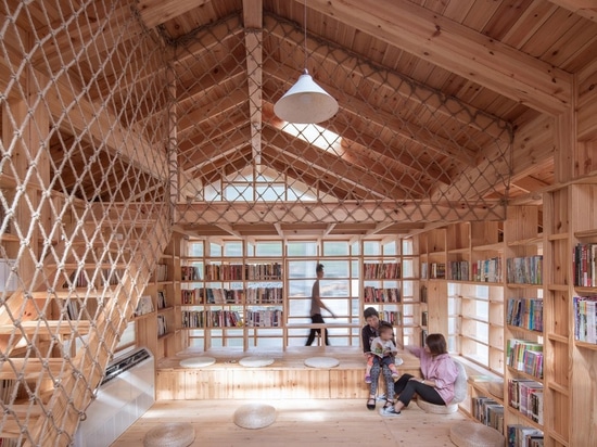 La biblioteca en Liangjiashan se eleva en los zancos para crear un cuadrado cubierto